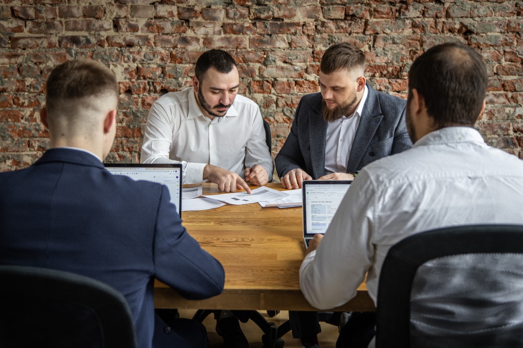 4. М - маркет на ауютсор.jpg